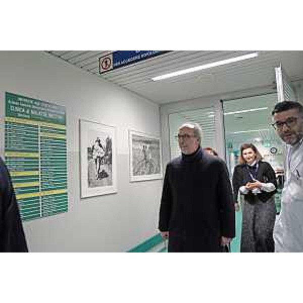 Il vicegovernatore con delega alla Protezione civile e alla Salute del Fvg Riccardo Riccardi in visita alla clinica di malattie infettive a Udine. (Foto ARC Montenero)