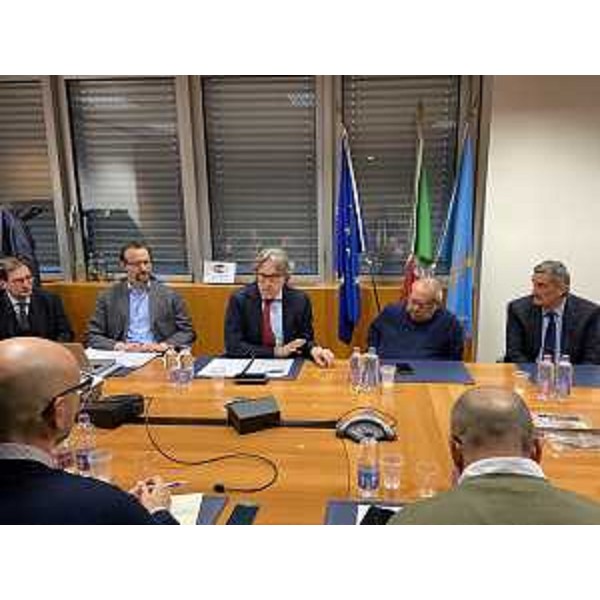L'intervento dell'assessore alle Attività produttive Sergio Emidio Bini all'incontro sulla Lavinox a Pordenone. (Foto ARC Liberti)