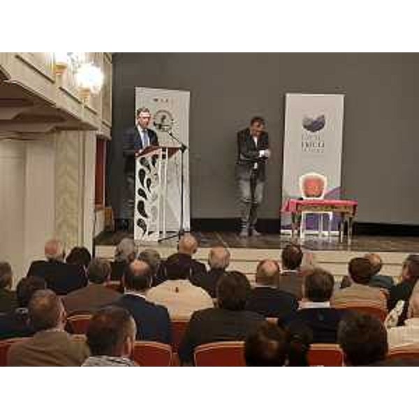 L'assessore regionale alle Risorse agroalimentari Stefano Zannier sul palco dell'Antico Teatro Arrigoni di San Vito al Tagliamento (Foto ARC)