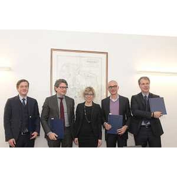 Foto di gruppo dopo la sigla del Memorandum. Da sinistra il direttore di Tum International Daniel Gottschald, il presidente dell'Autorità di Sistema Portuale del Mare Adriatico Orientale Zeno D’Agostino, l'assessore regionale alle Finanze Barbara Zilli, il direttore della Camera di Commercio Italo-Tedesca Alessandro Marino e il direttore della Società Italiana per l’Oleodotto Transalpino (Siot) Alessio Lilli. (Foto ARC Montenero)