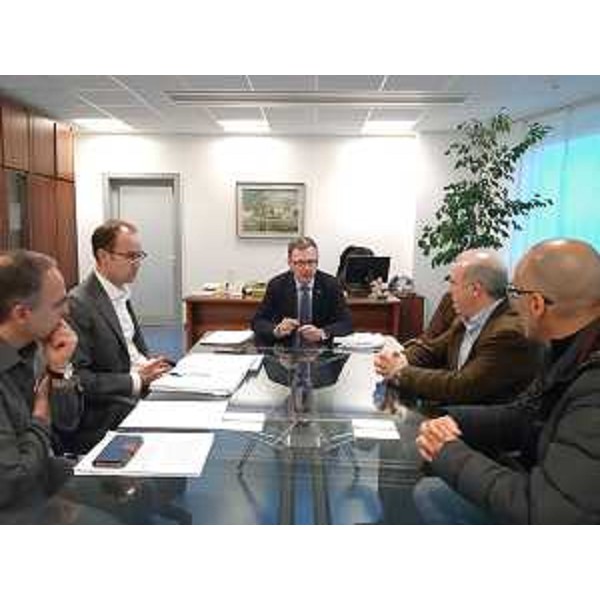 L'assessore regionale alle Risorse forestali Stefano Zannier (al centro) con la delegazione del Cfva della Regione Sardegna (a destra nella foto). (Foto ARC)