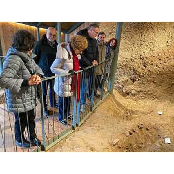 L'assessore regionale alla Cultura e sport, Tiziana Gibelli durante la visita al Castelliere di Sedegliano. (Foto Regione FVG)