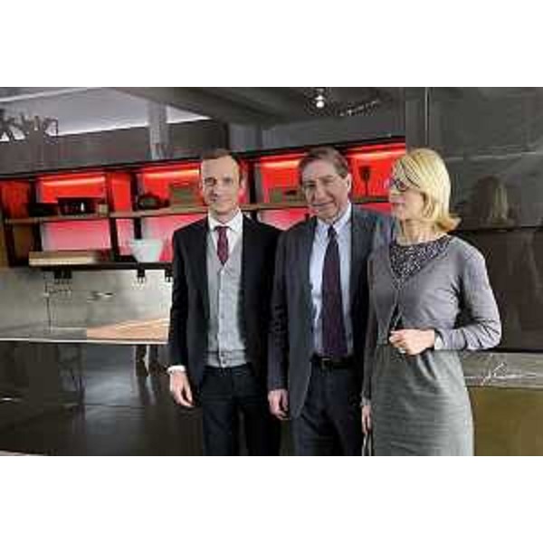 Il governatore del Friuli Venezia Giulia Massimiliano Fedriga con il presidente della Holding Italian Creation Group (che controlla Valcucine) Giovanni Perissinotto e la Presidente di Friuli Federica Seganti nello shoroom dell'azienda pordenonese. (Foto ARC Liberti)
