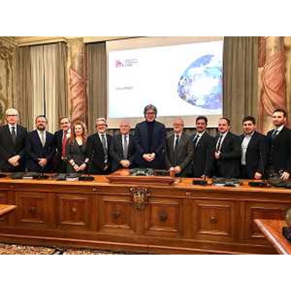 L'assessore alle Attività produttive del Fvg Sergio Emidio Bini con gli 11 premiati a Udine a palazzo Belgrado. (Foto ARC Pironio)