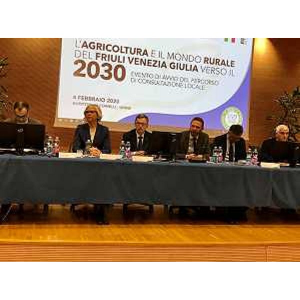 L'assessore alle Risorse agroalimentari, forestali e ittiche e alla montagna, Stefano Zannier, durante l'apertura del percorso di consultazione locale sviluppato dal Programma di sviluppo rurale (Psr) 2014-2020 del Friuli Venezia Giulia. (Foto ARC Pironio)