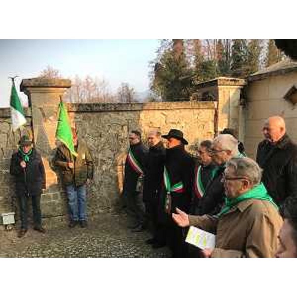 Il vicegovernatore della Regione a Faedis nel cimitero comunale con la delegazione dell'associazione Partigiani Osoppo (Apo) sulla tomba di Franco Celledoni, patriota della Brigata Osoppo. (Foto ARC Pironio)