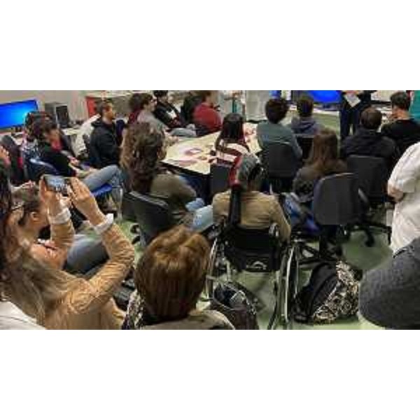 Gli studenti del Liceo scientifico Grigoletti di Pordenone, partecipanti all’iniziativa “cardiologie aperte”, finalizzata alla conoscenza delle strutture sanitarie che caratterizzano il territorio. (Foto Regione FVG)