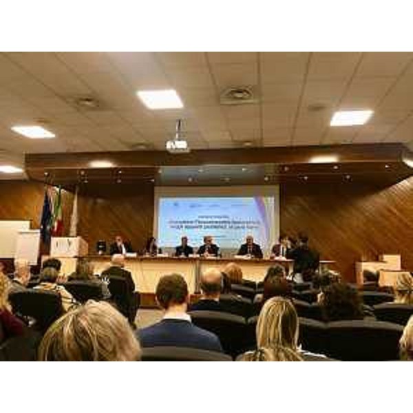 I lavori della tavola rotonda svoltasi all'Enaip di Pasian di Prato sul tema "Garantire l'inserimento lavorativo negli appalti pubblici", presenti il vicegovernatore del Friuli Venezia Giulia e l'assessore regionale al Patrimonio. (Foto Regione FVG)