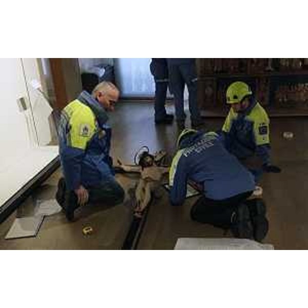 Volontari della Protezione civile regionale all'opera durante il corso per la gestione dei beni culturali in caso di emergenza svoltosi a Pordenone. (Foto ARC Liberti)