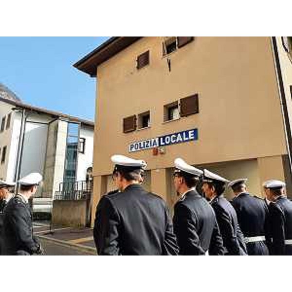 L'inaugurazione della nuova caserma della Polizia locale di Tolmezzo. (Foto Regione FVG)