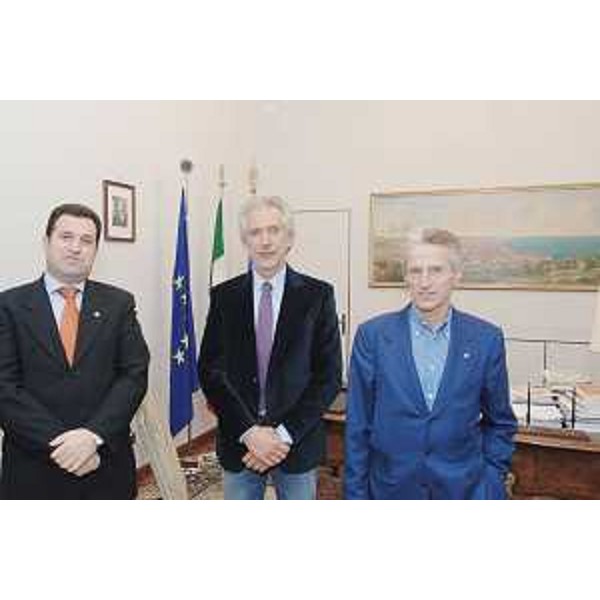Franco Iacop (Assessore regionale Autonomie locali), Gianfranco Pizzolitto (Presidente ANCI Friuli Venezia Giulia) e Riccardo Illy (Presidente Regione Friuli Venezia Giulia) nella sede della Presidenza della Regione a Trieste. (Trieste 28/11/07)