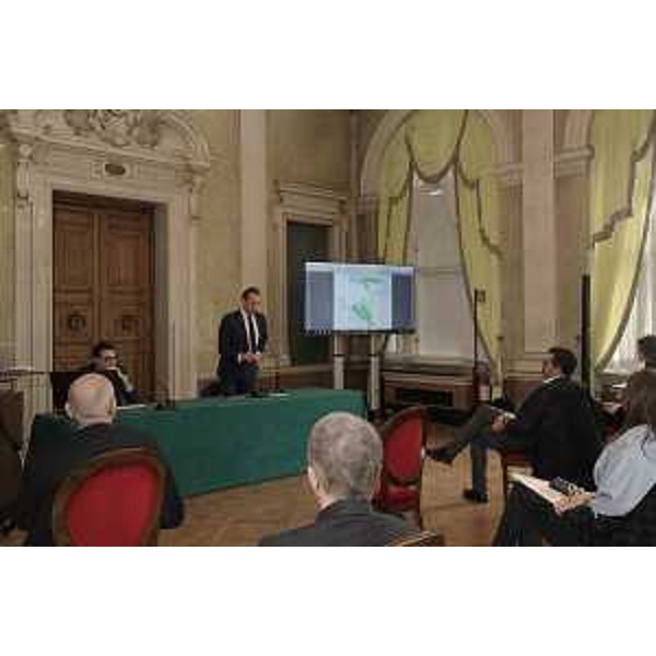 L'intervento dell'assessore alla Difesa dell'ambiente, Fabio Scoccimarro, durante l'incontro nel Palazzo della Regione con le realtà industriali interessate dalla nuova deperimetrazione del Sito inquinato di interesse nazionale di Trieste. (Foto Arc Montenero)