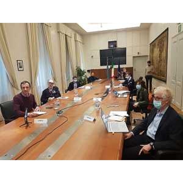 Il governatore Massimiliano Fedriga e il vicegovernatore con delega alla Salute Riccardo Riccardi durante la conferenza stampa convocata per fare il punto sulla diffusione del coronavirus in regione. A destra in primo piano il direttore scientifico dell'Irccs Burlo Garofolo di Trieste Fabio Barbone e il direttore della Direzione centrale Salute della Regione Fvg Gianna Zamaro (Foto ARC)