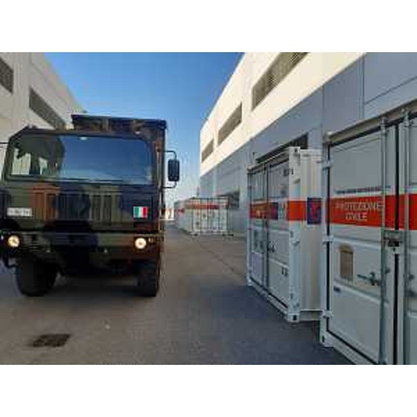 Preparativi per la partenza per Zagabria con le tende destinate ai terremotati (Foto Regione FVG)