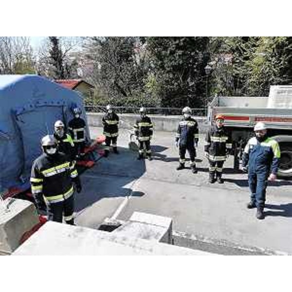 I volontari al lavoro per rafforzare tende triage nel Dipartimento di prevenzione di Trieste. (Foto Protezione civile FVG)