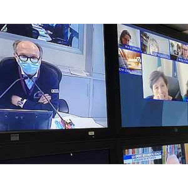 Il vicegovernatore della Regione, Riccardo Riccardi, interviene alla riunione in video conferenza, con i componenti dell'Assemblea dei sindaci dell'Ambito agro-aquileiese e Carso Giuliano, sulla disponibilità delle terapie intensive. (Foto Regione FVG) 