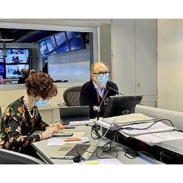 Il vicegovernatore della Regione, Riccardo Riccardi, illustra le nuove misure per tutelare le persone fragili nel corso degli incontri in video conferenza avuti in questi giorni con i sindaci dei vari ambiti (foto Regione FVG)