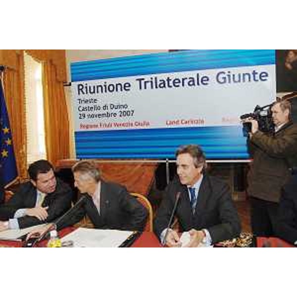 Riccardo Illy (Presidente Regione Friuli Venezia Giulia), Franco Iacop (Assessore regionale Relazioni internazionali) e Giorgio Ret (Sindaco Duino Aurisina) alla Riunione Trilaterale Giunte, al Castello di Duino. (Duino, Trieste, 29/11/07)