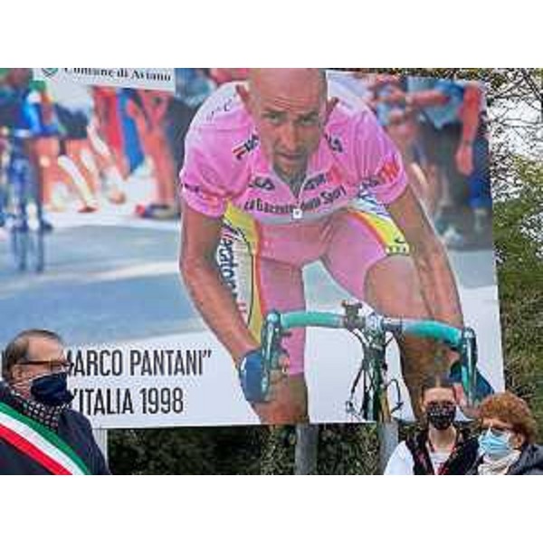 Nelle immagini l'assessore regionale allo Sport e Cultura, Tiziana Gibelli, alla cerimonia, ad Aviano, di intitolazione della salita del Piancavallo al campione ciclistico, Marco Pantani, e al ricordo sul Piancavallo - Nelle immagini l'assessore regionale allo Sport e Cultura, Tiziana Gibelli, alla cerimonia, ad Aviano, di intitolazione della salita del Piancavallo al campione ciclistico, Marco Pantani, e al ricordo sul Piancavallo