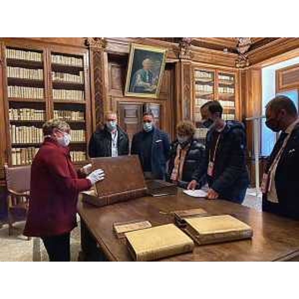 Il governatore del Friuli Venezia Giulia, Massimiliano Fedriga, durante la visita alla biblioteca Guarneriana di San Daniele assieme allassessore regionale alla Cultura, Tiziana Gibelli. - Il governatore del Friuli Venezia Giulia, Massimiliano Fedriga, durante la visita alla biblioteca Guarneriana di San Daniele assieme allassessore regionale alla Cultura, Tiziana Gibelli.