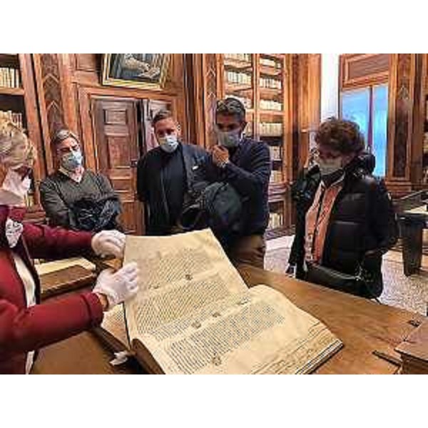 il governatore del Friuli Venezia Giulia, Massimiliano Fedriga, al termine della visita alla biblioteca Guarneriana di San Daniele assieme allassessore regionale alla Cultura, Tiziana Gibelli e all'assessore alle Autonomie locali, Pierpaolo Roberti. - il governatore del Friuli Venezia Giulia, Massimiliano Fedriga, al termine della visita alla biblioteca Guarneriana di San Daniele assieme allassessore regionale alla Cultura, Tiziana Gibelli e all'assessore alle Autonomie locali, Pierpaolo Roberti.