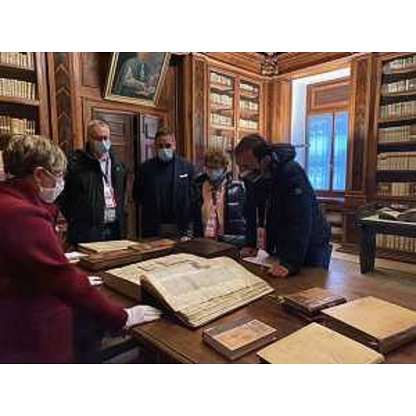 il governatore del Friuli Venezia Giulia, Massimiliano Fedriga, al termine della visita alla biblioteca Guarneriana di San Daniele assieme allassessore regionale alla Cultura, Tiziana Gibelli. - il governatore del Friuli Venezia Giulia, Massimiliano Fedriga, al termine della visita alla biblioteca Guarneriana di San Daniele assieme allassessore regionale alla Cultura, Tiziana Gibelli.