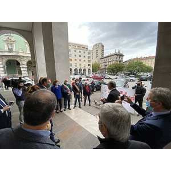Lassessore regionale alla Difesa dell'ambiente, all'energia e sviluppo sostenibile, Fabio Scoccimarro, incontra a Trieste assieme al presidente del Consiglio regionale, Piero Mauro Zanin, e ad alcuni consiglieri una delegazione guidata dai sindaci di Tolmezzo, Ampezzo, Meduno, Sequals e Barcis. - Lassessore regionale alla Difesa dell'ambiente, all'energia e sviluppo sostenibile, Fabio Scoccimarro, incontra a Trieste assieme al presidente del Consiglio regionale, Piero Mauro Zanin, e ad alcuni consiglieri una delegazione guidata dai sindaci di Tolmezzo, Ampezzo, Meduno, Sequals e Barcis.