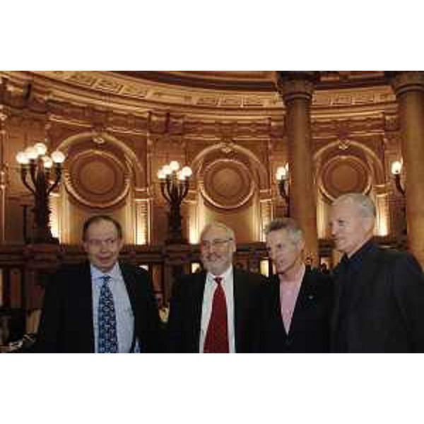 Riccardo Illy (Presidente Regione Friuli Venezia Giulia), Edward De Bono (Specialista pensiero creativo), Joseph E. Stiglitz (Premio Nobel Economia) e Santo Versace (Presidente Gianni Versace S.p.A.) al convegno "Logistica sostenibile. Pubblico e privato possono vincere insieme.", a Genova nella Sala delle Grida del Palazzo della Borsa. (Genova 30/11/07)