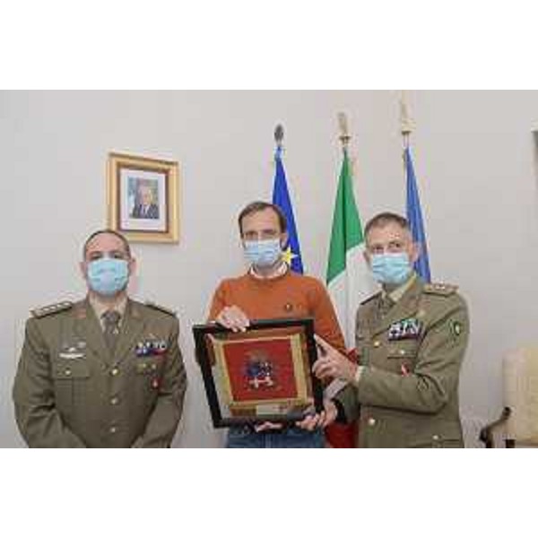 Il Governatore della Regione Massimiliano Fedriga con il comandante uscente del 2. Reggimento Piemonte Cavalleria, colonnello Giuseppe Russo (a destra), e quello entrante colonnello Ivano Marotta (a sinistra) - Il Governatore della Regione Massimiliano Fedriga con il comandante uscente del 2. Reggimento Piemonte Cavalleria, colonnello Giuseppe Russo (a destra), e quello entrante colonnello Ivano Marotta (a sinistra) 