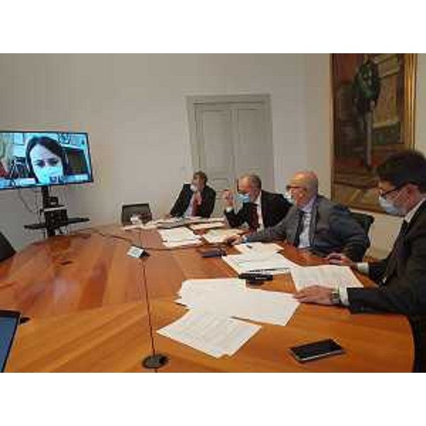 Una fase dell'incontro in videocoferenza con i sindaci dei Comuni del Friuli Venezia Giulia interessati dal problema legato al trasporto degli studenti - Una fase dell'incontro in videocoferenza con i sindaci dei Comuni del Friuli Venezia Giulia interessati dal problema legato al trasporto degli studenti