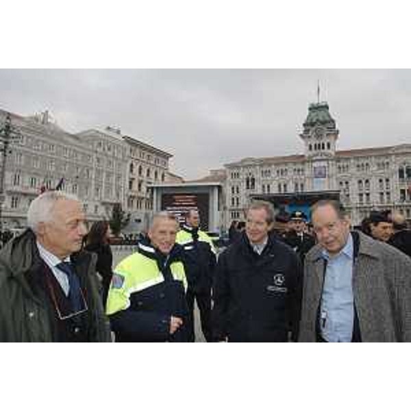 Riccardo Illy (Presidente Regione Friuli Venezia Giulia), Guido Bertolaso (Responsabile nazionale Dipartimento Protezione Civile) e Edward De Bono (Specialista pensiero creativo) alla Giornata del Volontario di Protezione Civile in piazza Unità d'Italia a Trieste. (Trieste 01/12/07)