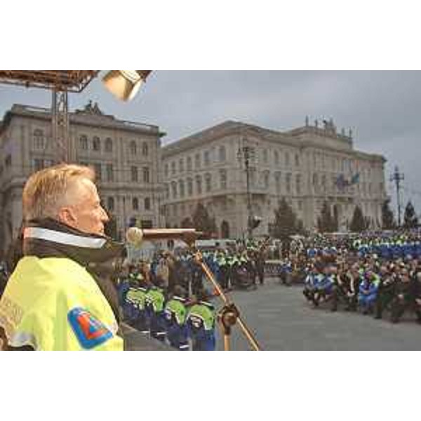 Riccardo Illy (Presidente Regione Friuli Venezia Giulia) alla Giornata del Volontario di Protezione Civile in piazza Unità d'Italia a Trieste. (Trieste 01/12/07)