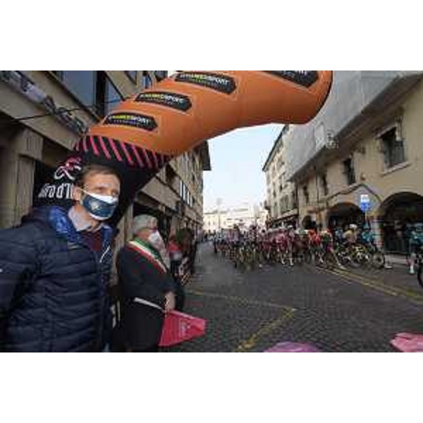 Il governatore della Regione Massimiliano Fedriga a Udine sulla linea di partenza della 16esima tappa del Giro d'Italia - Il governatore della Regione Massimiliano Fedriga a Udine sulla linea di partenza della 16esima tappa del Giro d'Italia 