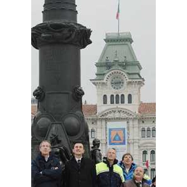 Guido Bertolaso (Responsabile nazionale Dipartimento Protezione Civile), Ettore Rosato (Sottosegretario Interno), Riccardo Illy (Presidente Regione Friuli Venezia Giulia) e Gianfranco Moretton (Assessore regionale Protezione Civile) alla Giornata del Volontario di Protezione Civile in piazza Unità d'Italia a Trieste. (Trieste 01/12/07)