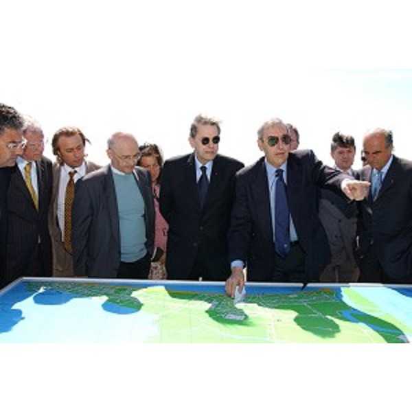 Jacques Rogge (Presidente del CIO), Mario Pescante (Sottosegretario allo Sport) e Roberto Antonaz (Assessore Regionale all'istruzione, cultura, sport e pace) allo EYOF 2005 (Lignano, 12/05/05)