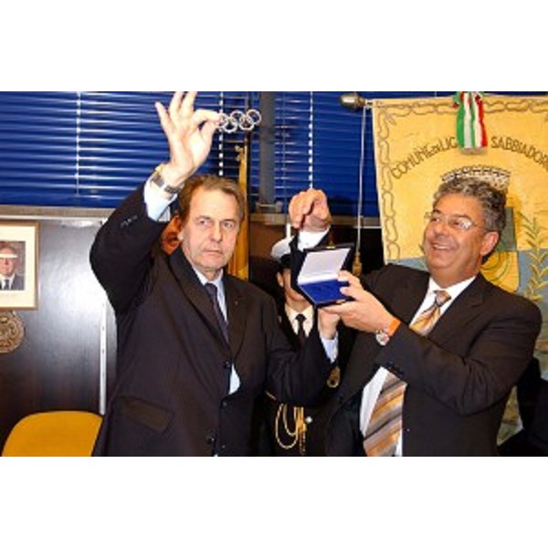 Jacques Rogge (Presidente del CIO) con Roberto Antonaz (Assessore Regionale all'istruzione, cultura, sport e pace) (Lignano, 12/05/05)