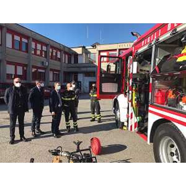 L'assessore regionale alle Foreste Stefano Zannier alla consegna del mezzo ai Vigli del Fuoco di Pordenone - L'assessore regionale alle Foreste Stefano Zannier alla consegna del mezzo ai Vigli del Fuoco di Pordenone