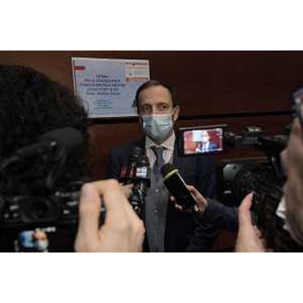 Il governatore del Friuli Venezia Giulia, Massimiliano Fedriga, durante la presentazione dei kit di telemedicina. - Il governatore del Friuli Venezia Giulia, Massimiliano Fedriga, durante la presentazione dei kit di telemedicina.