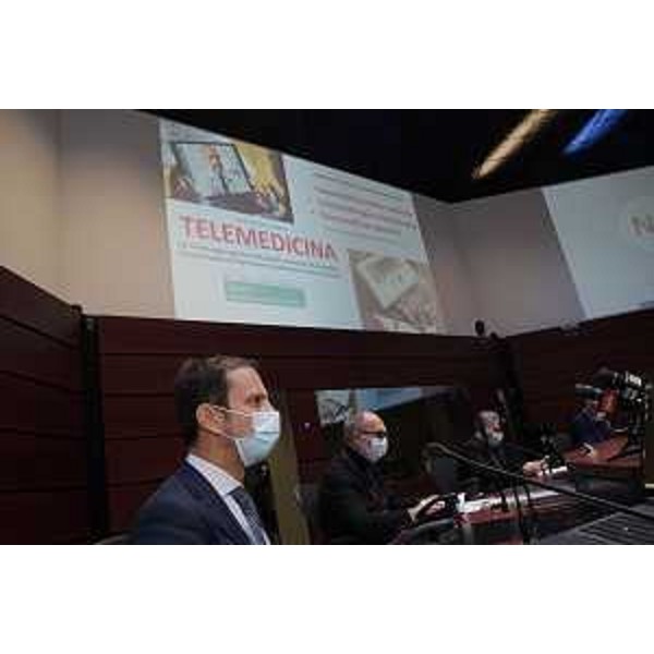 Il governatore del Friuli Venezia Giulia, Massimiliano Fedriga, e il vicegovernatore con delega alla Salute, Riccardo Riccardi, durante la presentazione dei kit di telemedicina. - Il governatore del Friuli Venezia Giulia, Massimiliano Fedriga, e il vicegovernatore con delega alla Salute, Riccardo Riccardi, durante la presentazione dei kit di telemedicina.
