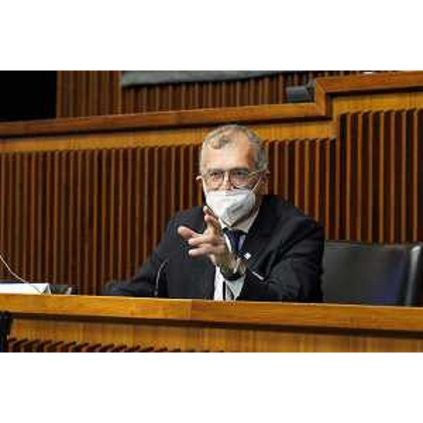 Il presidente del Cr Fvg, Piero Mauro Zanin, durante la confstampa di Fine Anno - Il presidente del Cr Fvg, Piero Mauro Zanin, durante la confstampa di Fine Anno