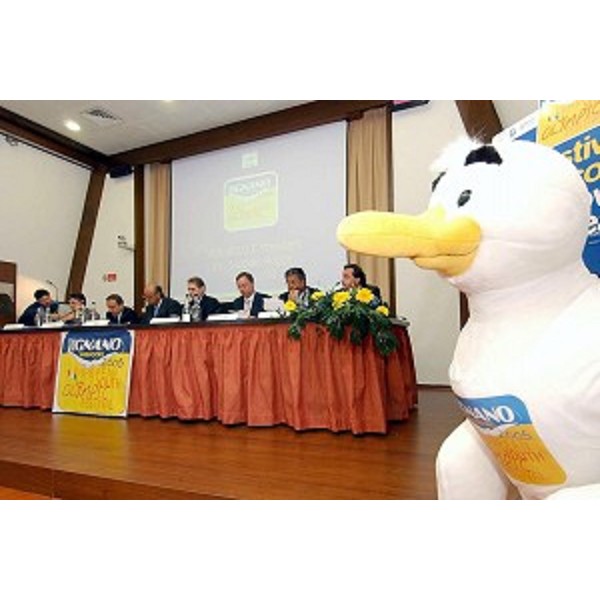 Jacques Rogge (Presidente del CIO), Gianni Petrucci (Presidente CONI), Mario Pescante (Sottosegretario allo Sport), Alessandro Tesini (Presidente del Consiglio Regionale) e Roberto Antonaz (Assessore Regionale all'istruzione, cultura, sport e pace) allo EYOF 2005 (Lignano, 12/05/05) 