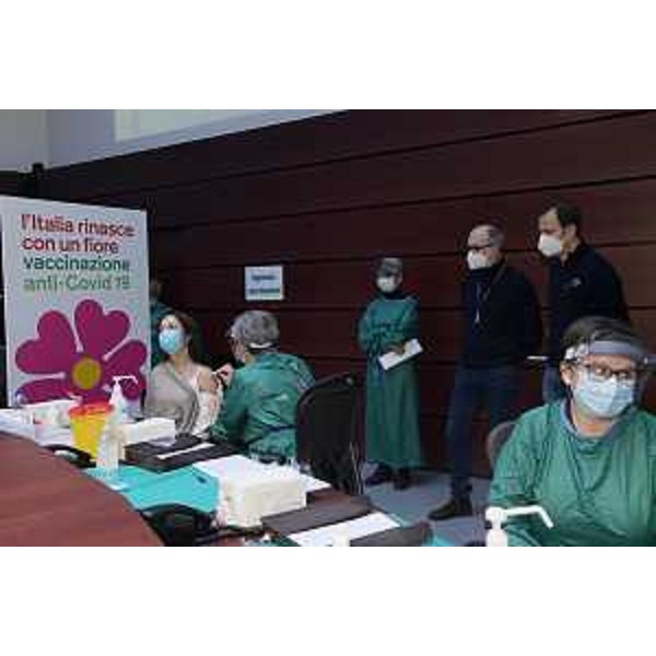 Il governatore della Regione Massimiliano Fedriga assiste alla somministrazione della prima dose di vaccino antiCovid nella sede della Protezione civile di Palmanova - Il governatore della Regione Massimiliano Fedriga assiste alla somministrazione della prima dose di vaccino antiCovid nella sede della Protezione civile di Palmanova