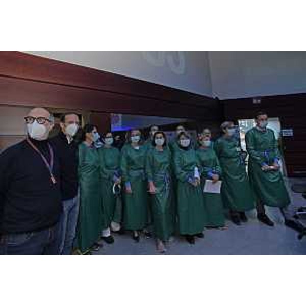 Il governatore della Regione Massimiliano Fedriga insieme al personale sanitario impegnato nelle operazioni di vaccinazione nella sede della Protezione civile di Palmanova - Il governatore della Regione Massimiliano Fedriga insieme al personale sanitario impegnato nelle operazioni di vaccinazione nella sede della Protezione civile di Palmanova 