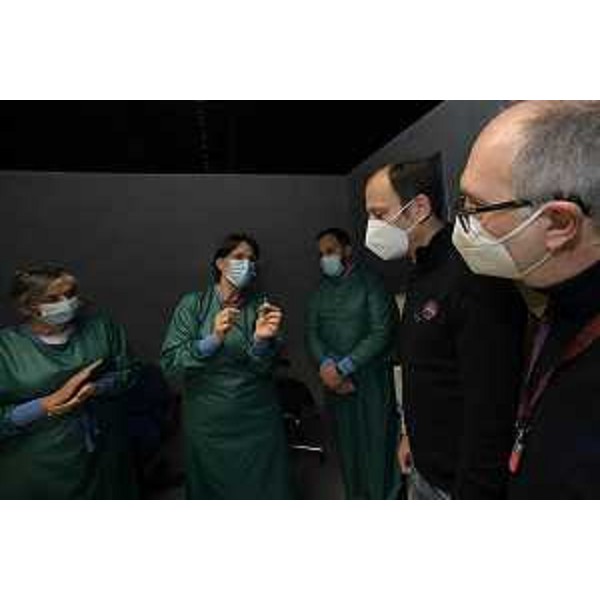 L'illustrazione al governatore Massimiliano Fedriga delle modalità di somministrazione delle dosi di vaccino - L'illustrazione al governatore Massimiliano Fedriga delle modalità di somministrazione delle dosi di vaccino