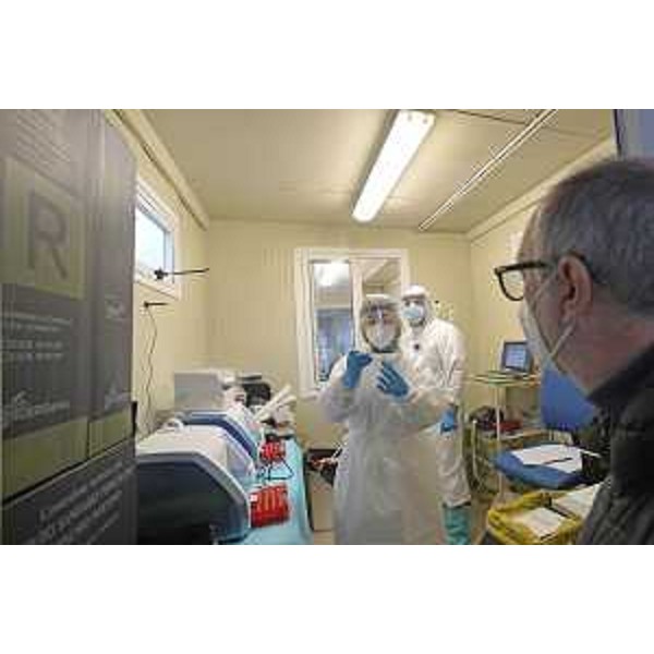 Il vicegovernatore della Regione Riccardo Riccardi in visita al Dipartimento di prevenzione di Asufc nel centro in cui vengono eseguiti i tamponi rapidi - Il vicegovernatore della Regione Riccardo Riccardi in visita al Dipartimento di prevenzione di Asufc nel centro in cui vengono eseguiti i tamponi rapidi