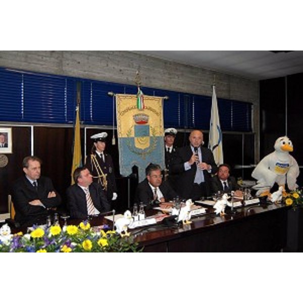 Jacques Rogge (Presidente del CIO), e Roberto Antonaz (Assessore Regionale all'istruzione, cultura, sport e pace) allo EYOF 2005 (Lignano, 12/05/05)