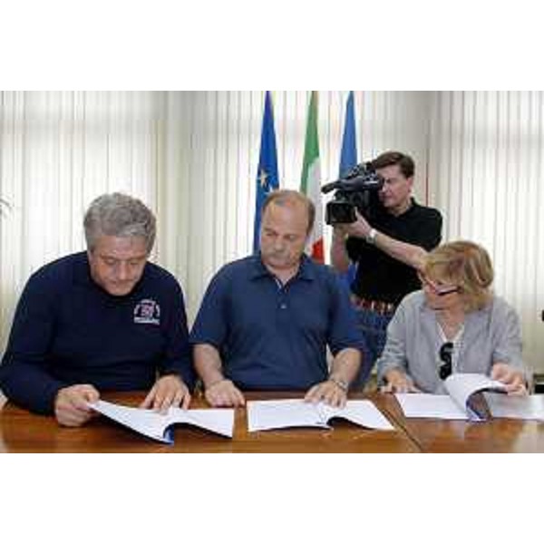 Gianfranco Moretton (Vicepresidente Assessore regionale all'ambiente, lavori pubblici e protezione civile) firma la convenzione con l'ARPA