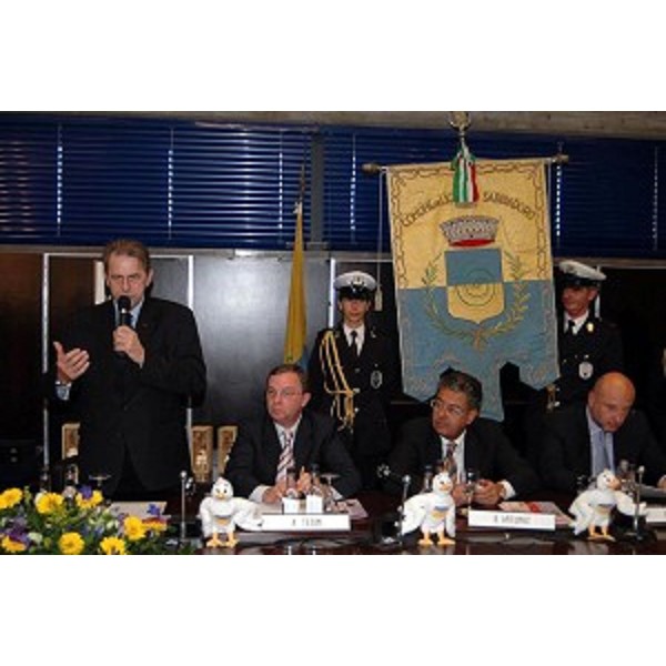Jacques Rogge (Presidente del CIO), Alessandro Tesini (Presidente del Consiglio Regionale) e Roberto Antonaz (Assessore Regionale all'istruzione, cultura, sport e pace) allo EYOF 2005 (Lignano, 12/05/05)