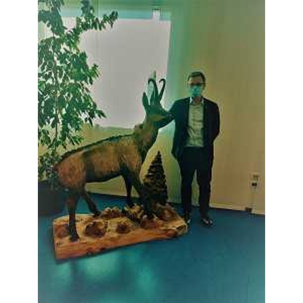 L'assessore regionale alle Risorse forestali Stefano Zannier posa con la statua lignea donata dalla Falegnameria regionale di Fusine, opera di Roberto Filaferro - L'assessore regionale alle Risorse forestali Stefano Zannier posa con la statua lignea donata dalla Falegnameria regionale di Fusine, opera di Roberto Filaferro