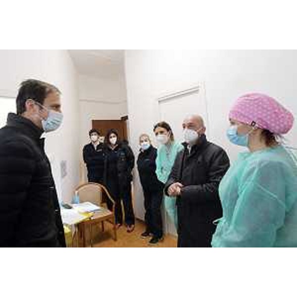 Il governatore del Friuli Venezia Giulia, Massimiliano Fedriga, durante la vaccinazione dei 21 ospiti di Villa Iris a San Dorligo della Valle (Trieste), la prima struttura residenziale per anziani nella quale tutti gli ospiti e i 13 operatori sanitari sono stati vaccinati per il coronavirus. - Il governatore del Friuli Venezia Giulia, Massimiliano Fedriga, durante la vaccinazione dei 21 ospiti di Villa Iris a San Dorligo della Valle (Trieste), la prima struttura residenziale per anziani nella quale tutti gli ospiti e i 13 operatori sanitari sono stati vaccinati per il coronavirus. 